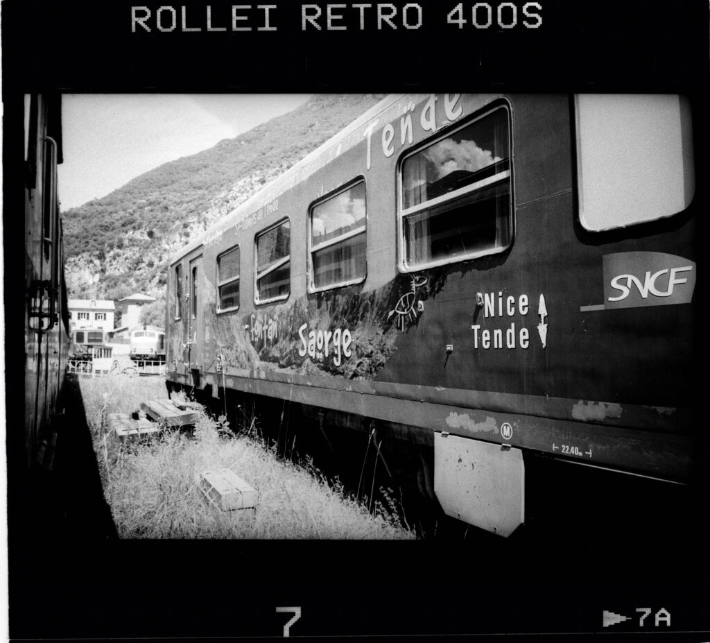 LO4_0012 2048 rollei retro lomo vagone tenda roja